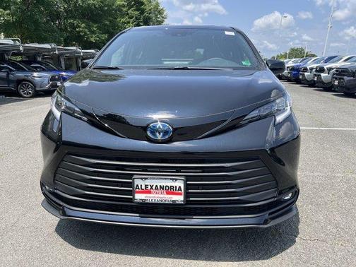 2025 Toyota Sienna Woodland Edition