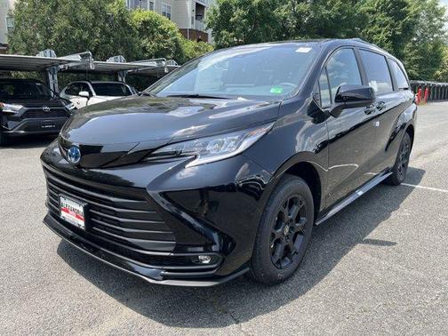 2025 Toyota Sienna Woodland Edition