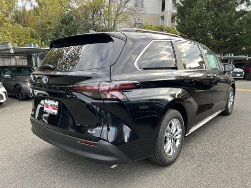 2025 Toyota Sienna XLE