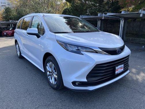 2025 Toyota Sienna XLE