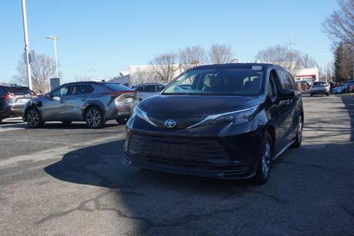 2024 Toyota Sienna LE