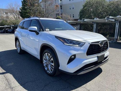 Wind Chill Pearl 2026 Toyota Highlander Hybrid Platinum