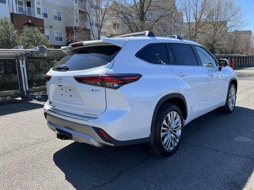 Wind Chill Pearl 2026 Toyota Highlander Hybrid Platinum
