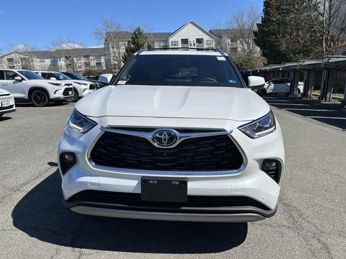 Wind Chill Pearl 2026 Toyota Highlander Hybrid Platinum