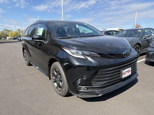 Midnight Black Metallic 2026 Toyota Sienna Woodland Edition