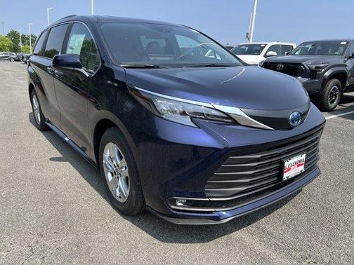 2025 Toyota Sienna XLE
