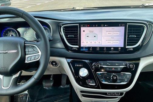 Brilliant Black Crystal Pearlcoat 2023 Chrysler Pacifica Touring-L