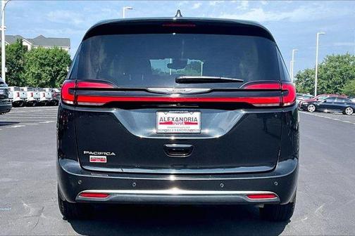 Brilliant Black Crystal Pearlcoat 2023 Chrysler Pacifica Touring-L