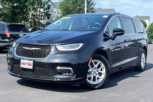 Brilliant Black Crystal Pearlcoat 2023 Chrysler Pacifica Touring-L