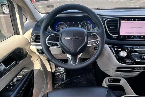 Brilliant Black Crystal Pearlcoat 2023 Chrysler Pacifica Touring-L