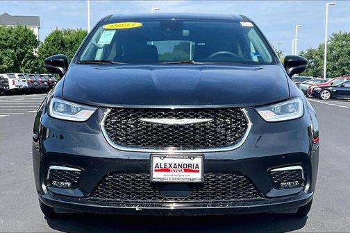 Brilliant Black Crystal Pearlcoat 2023 Chrysler Pacifica Touring-L
