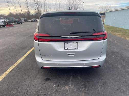 2024 Chrysler Pacifica Touring-L