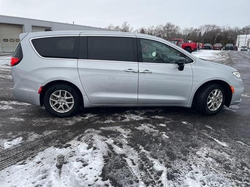 2024 Chrysler Pacifica Touring-L