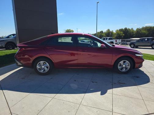 2025 Hyundai ELANTRA SE