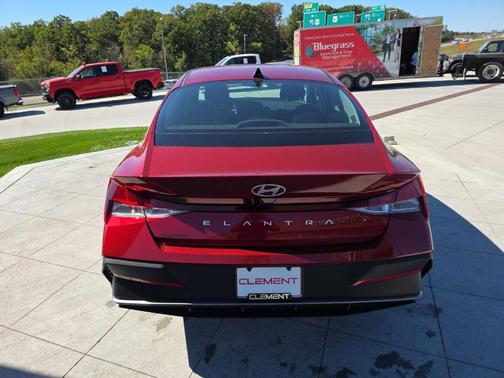 2025 Hyundai ELANTRA SE