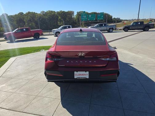 2025 Hyundai ELANTRA SE