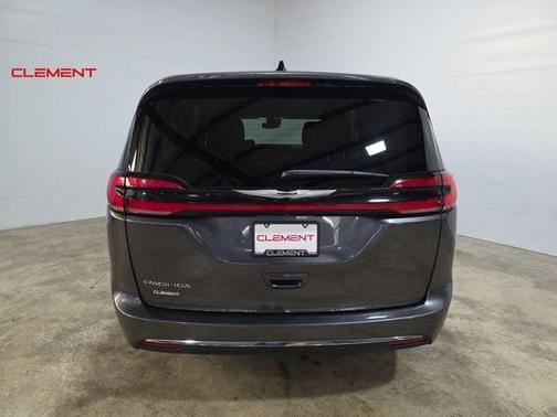 2023 Chrysler Pacifica Touring-L