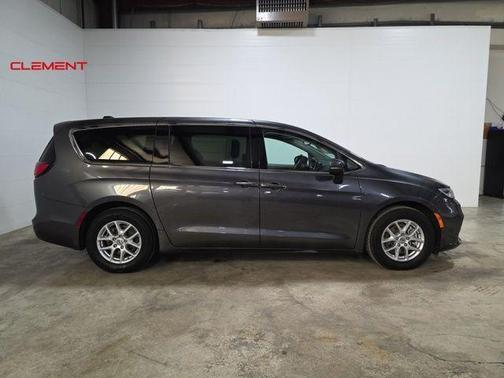 2023 Chrysler Pacifica Touring-L