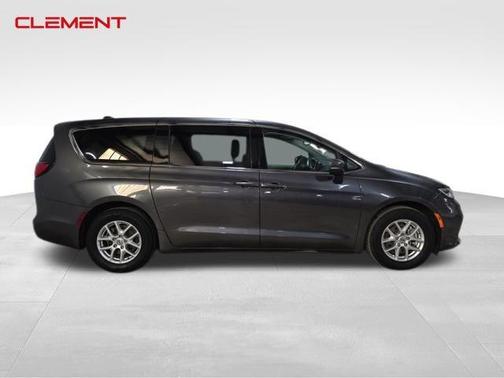 2023 Chrysler Pacifica Touring-L