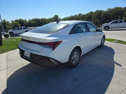 2025 Hyundai ELANTRA SE