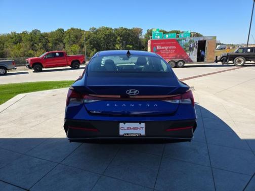 2025 Hyundai ELANTRA SE