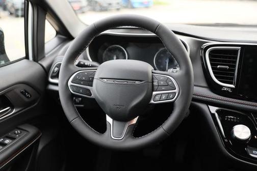 PW7 2027 Chrysler Pacifica SELECT