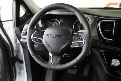 PW7 2027 Chrysler Pacifica SELECT