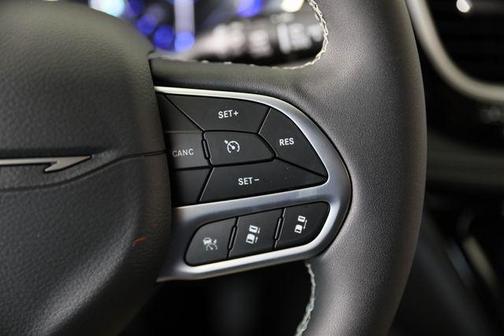 PW7 2027 Chrysler Pacifica SELECT