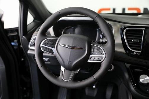 2025 Chrysler Pacifica Hybrid Pinnacle