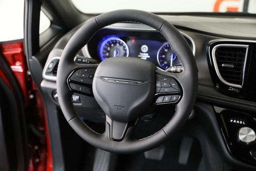 PR6 2027 Chrysler Pacifica SELECT