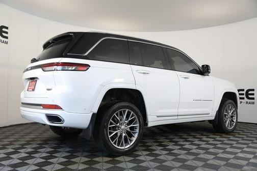 2022 Jeep Grand Cherokee Summit