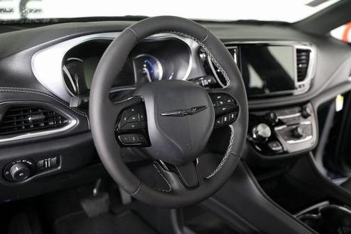 2025 Chrysler Pacifica Hybrid Select