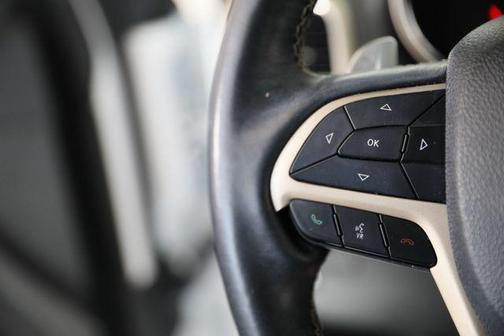 Bright White Clearcoat 2017 Jeep Grand Cherokee Overland