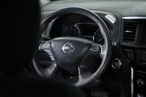 2016 Nissan Pathfinder SV