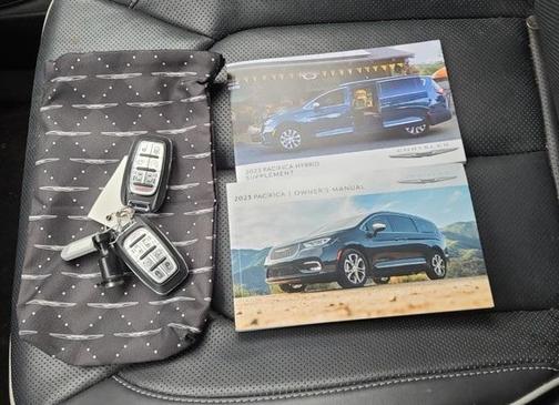 2023 Chrysler Pacifica Hybrid Limited