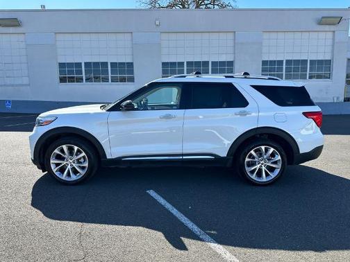 STAR WHITE MET TRI-COAT 2022 Ford Explorer PLATINUM