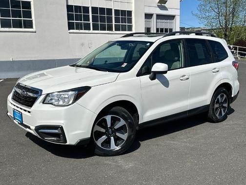 Crystal White Pearl 2017 Subaru Forester 2.5I PREMIUM