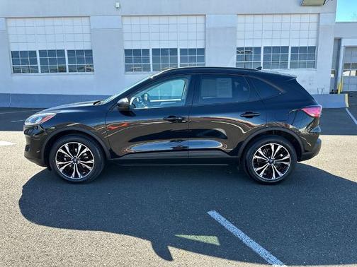 AGATE BLACK METALLIC 2022 Ford Escape SE