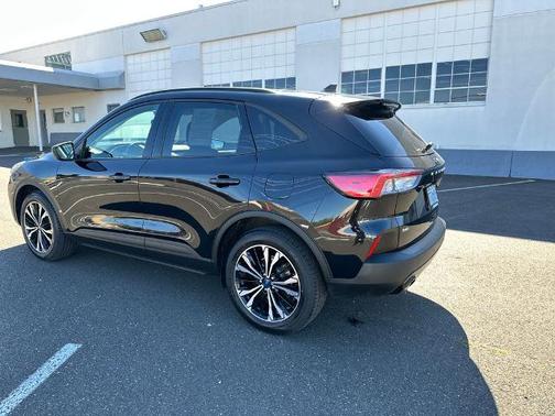 AGATE BLACK METALLIC 2022 Ford Escape SE