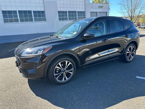 AGATE BLACK METALLIC 2022 Ford Escape SE