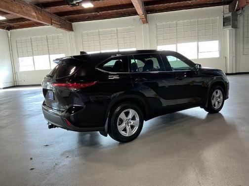 2022 Toyota Highlander LE