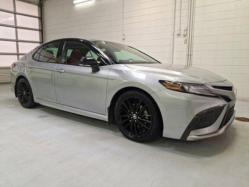 Celestial Silver Metallic/Midnight Black Metallic 2022 Toyota Camry XSE