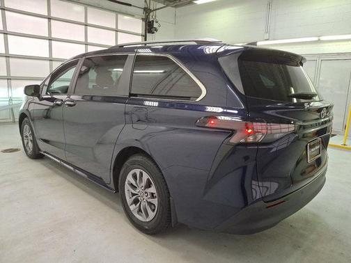 2023 Toyota Sienna XLE 8 Passenger