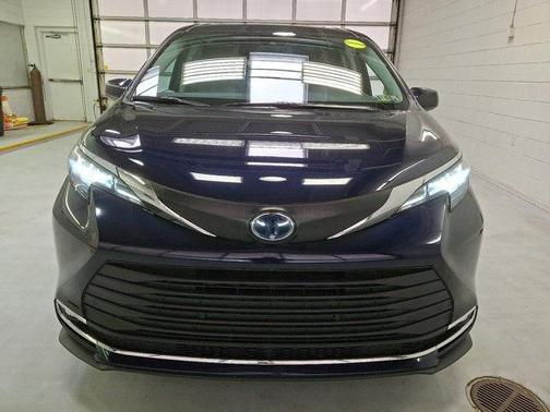 2023 Toyota Sienna XLE 8 Passenger