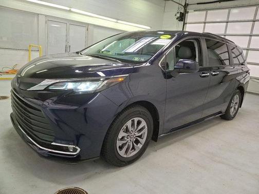 2023 Toyota Sienna XLE 8 Passenger