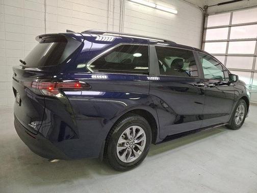 2023 Toyota Sienna XLE 8 Passenger