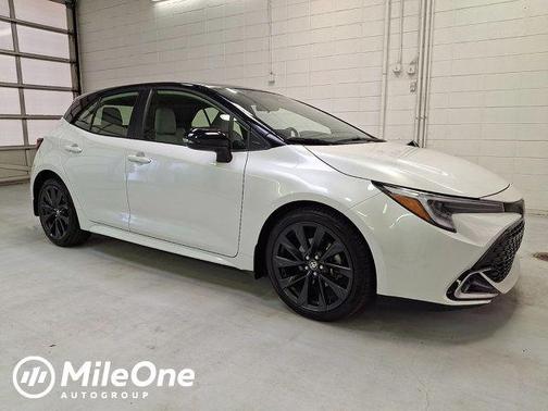 Wind Chill Pearl/Midnight Black Metallic 2023 Toyota Corolla XSE
