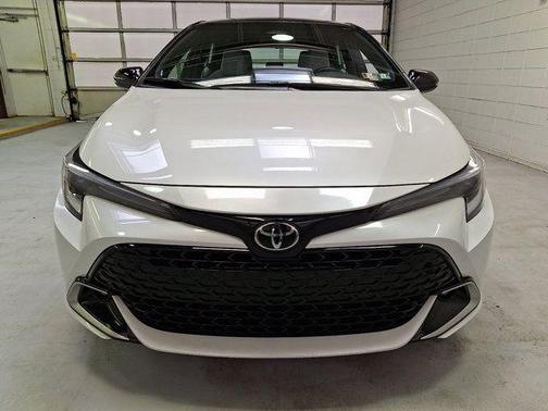 Wind Chill Pearl/Midnight Black Metallic 2023 Toyota Corolla XSE