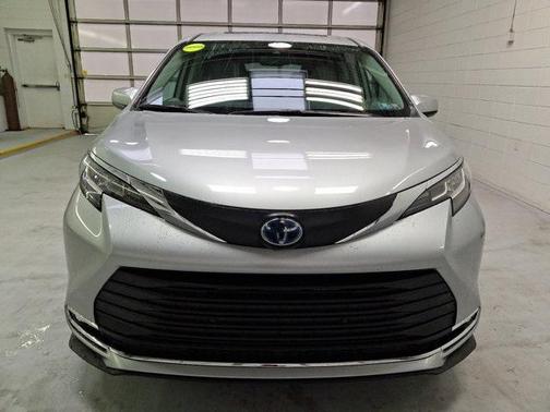 Celestial Silver Metallic 2022 Toyota Sienna XLE
