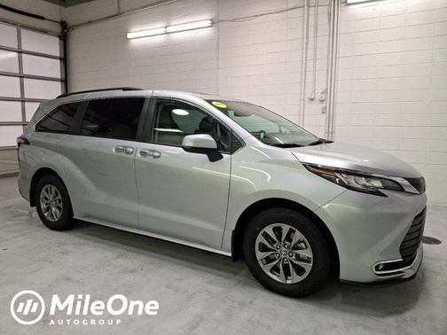 Celestial Silver Metallic 2022 Toyota Sienna XLE